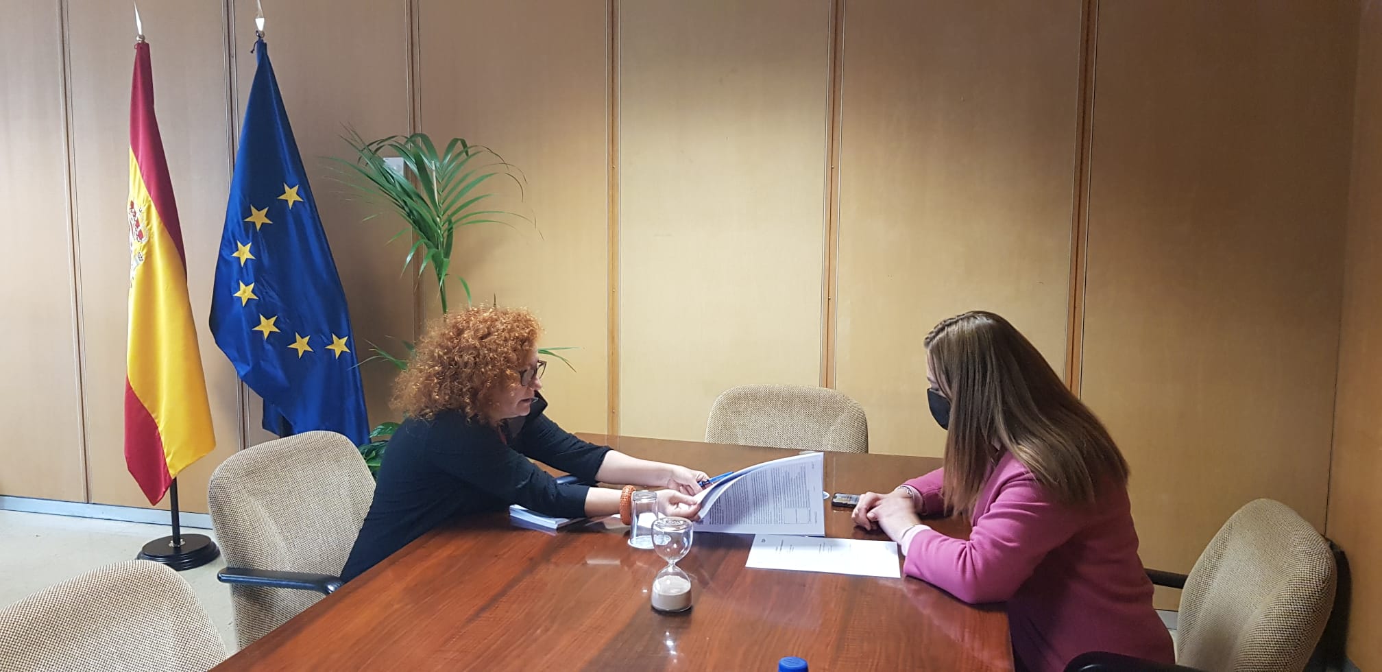 Reunión de la delegada del Gobierno en Castilla y León, Virginia Barcones, con la directora del Instituto para la Transición Justa, Laura Martín.