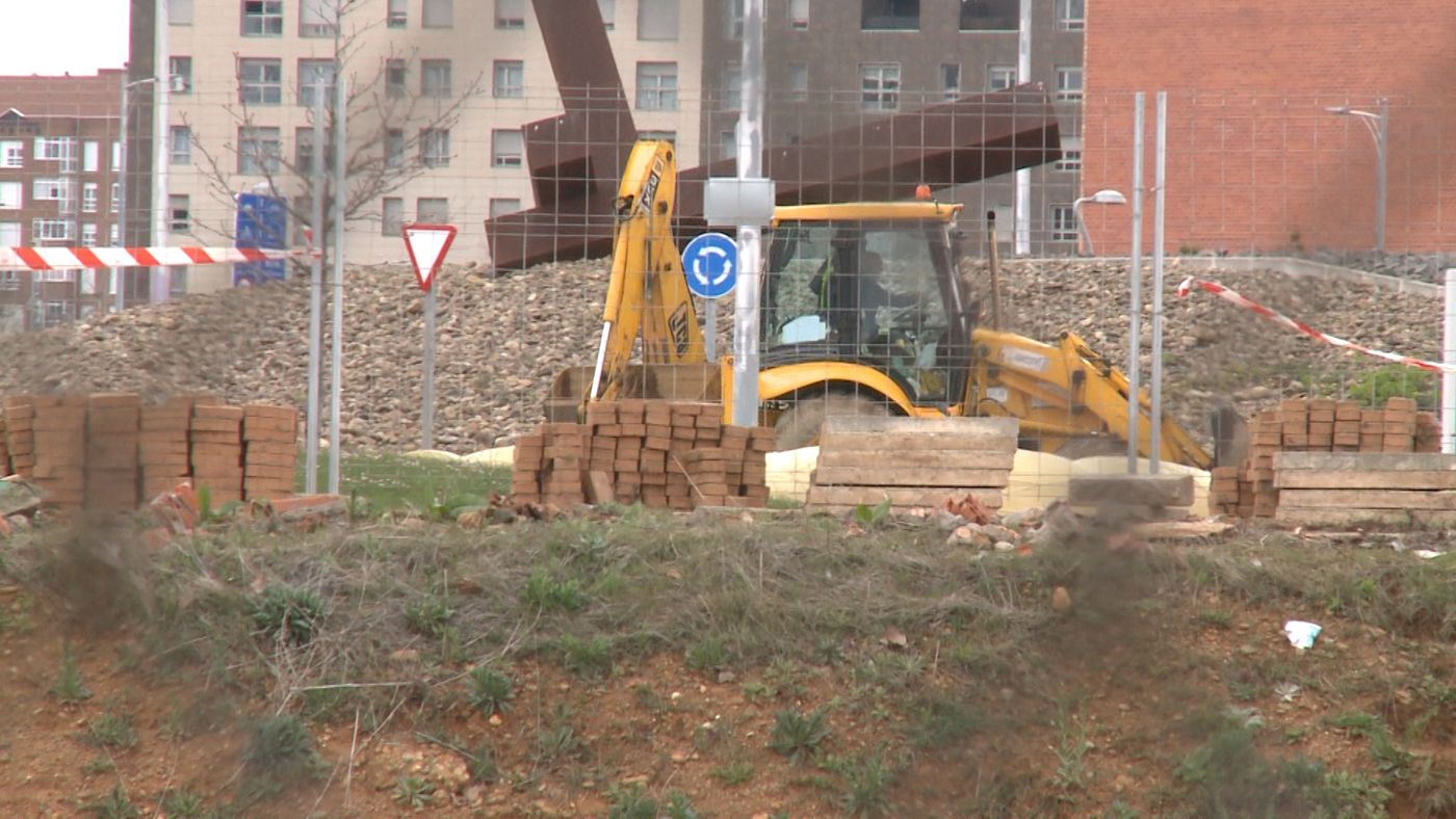 León estrenará en un año un nuevo centro comercial en La Lastra con 18.000 metros cuadrados. La promotora leonesa Oalma Center comienza la construcción del nuevo centro comercial con una inversión de 2,5 millones de euros. Tendrá un desarrollo 'por contenedores' y acogerá instalaciones deportivas, de alimentación, recreativas y una gasolinera. 