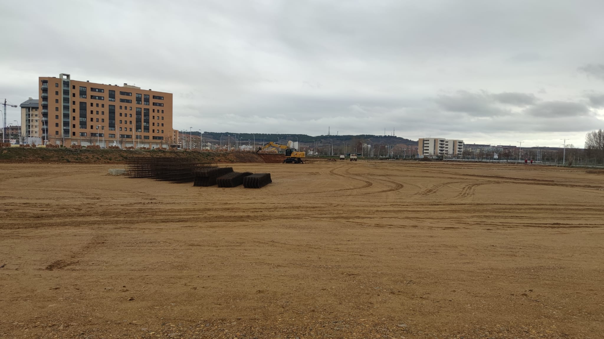 León estrenará en un año un nuevo centro comercial en La Lastra con 18.000 metros cuadrados. La promotora leonesa Oalma Center comienza la construcción del nuevo centro comercial con una inversión de 2,5 millones de euros. Tendrá un desarrollo 'por contenedores' y acogerá instalaciones deportivas, de alimentación, recreativas y una gasolinera. 