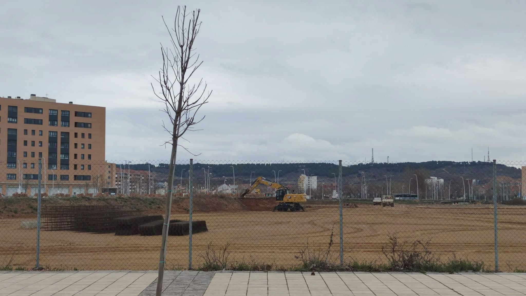 León estrenará en un año un nuevo centro comercial en La Lastra con 18.000 metros cuadrados. La promotora leonesa Oalma Center comienza la construcción del nuevo centro comercial con una inversión de 2,5 millones de euros. Tendrá un desarrollo 'por contenedores' y acogerá instalaciones deportivas, de alimentación, recreativas y una gasolinera. 