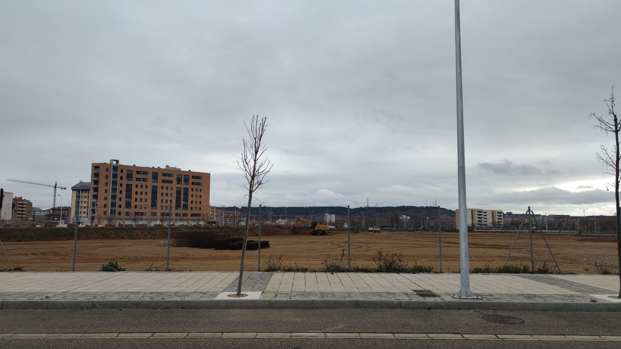 León estrenará en un año un nuevo centro comercial en La Lastra con 18.000 metros cuadrados. La promotora leonesa Oalma Center comienza la construcción del nuevo centro comercial con una inversión de 2,5 millones de euros. Tendrá un desarrollo 'por contenedores' y acogerá instalaciones deportivas, de alimentación, recreativas y una gasolinera. 