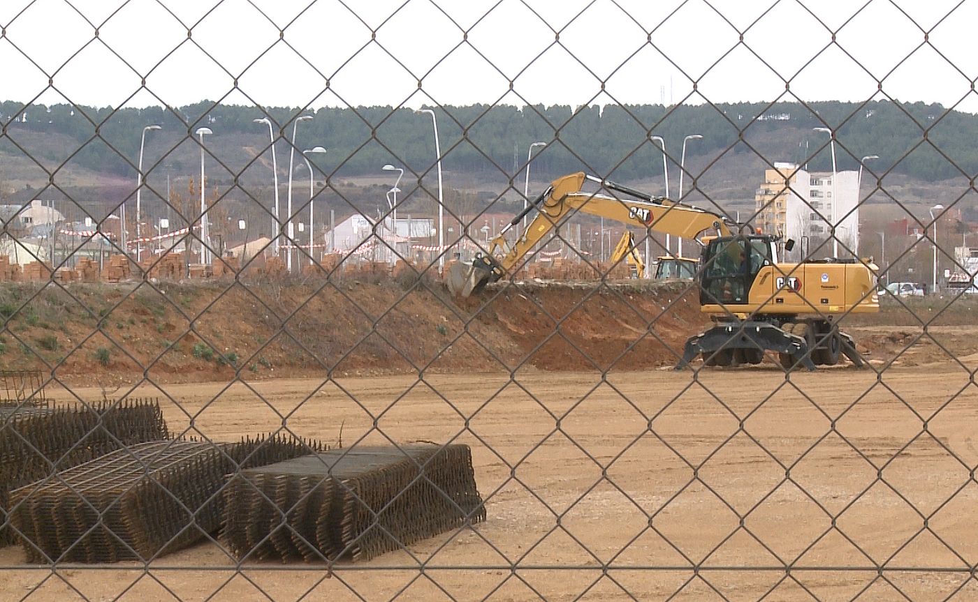 León estrenará en un año un nuevo centro comercial en La Lastra con 18.000 metros cuadrados. La promotora leonesa Oalma Center comienza la construcción del nuevo centro comercial con una inversión de 2,5 millones de euros. Tendrá un desarrollo 'por contenedores' y acogerá instalaciones deportivas, de alimentación, recreativas y una gasolinera. 