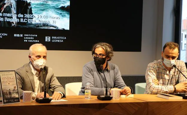 Anselmo Reguera y Pedro Lechuga acompañan al autor, Jesús Bastante, en la presentación de su última novela en León, 'Santiago en el fin del mundo'.