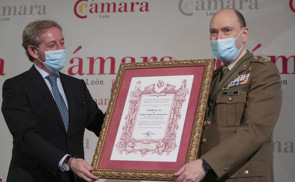 La UME recibe con «orgullo» la Medalla de Oro de la Cámara de Comercio de León que muestra la «buena relación» con los leoneses