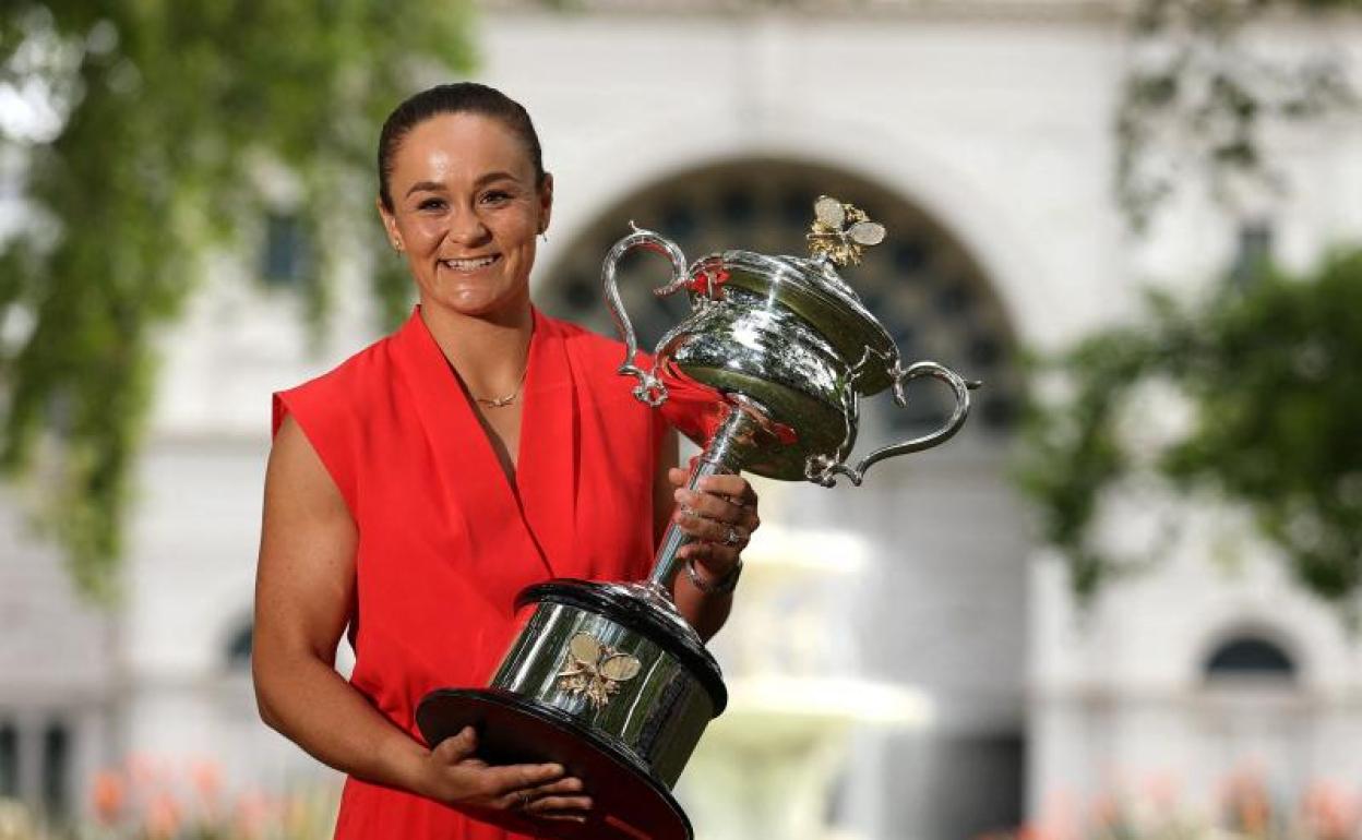 Ashleigh Barty posa con el trofeo de ganadora del Abierto de Australia de 2022 en Melbourne el 30 de enero de 2022.