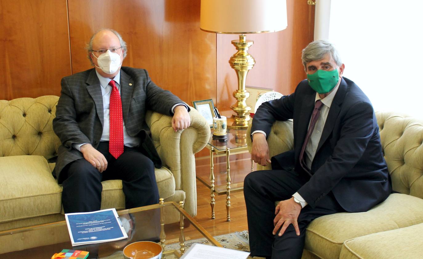 Encuentro entre el presidente del CES y el rector de la ULE.