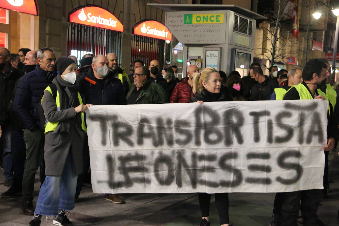 Los manifestantes se concentran ante el ayuntamiento de la capital para exigir que se les escuche.