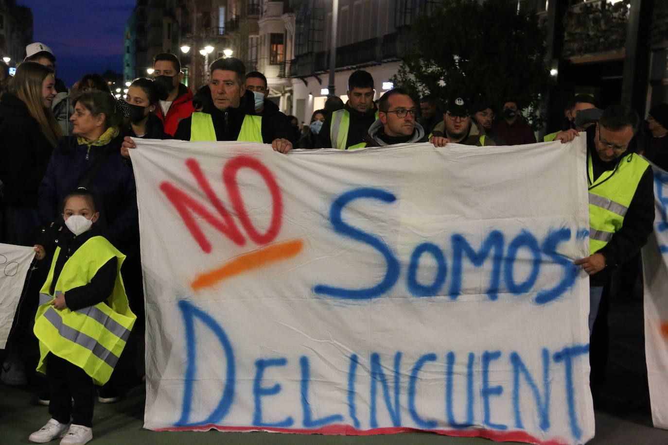 Los manifestantes se concentran ante el ayuntamiento de la capital para exigir que se les escuche.