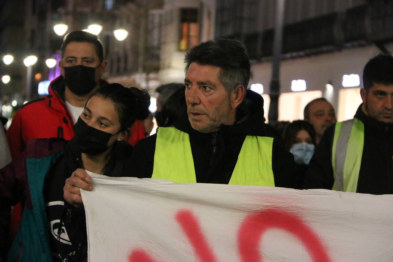 Los manifestantes se concentran ante el ayuntamiento de la capital para exigir que se les escuche.