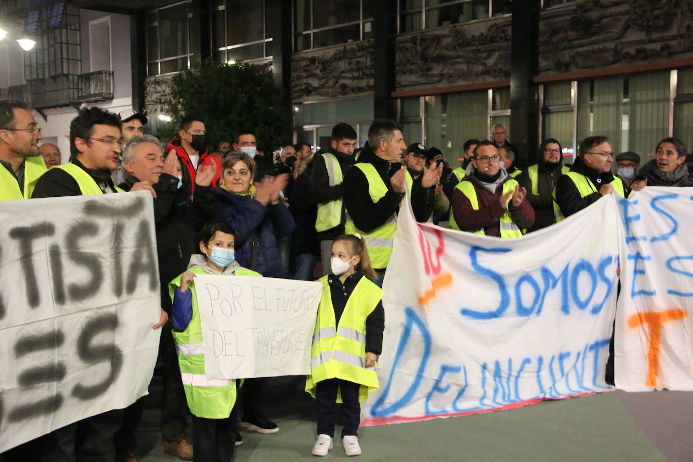 Los manifestantes se concentran ante el ayuntamiento de la capital para exigir que se les escuche.