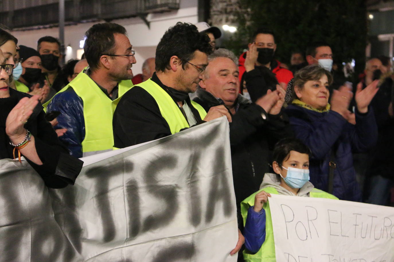 Los manifestantes se concentran ante el ayuntamiento de la capital para exigir que se les escuche.