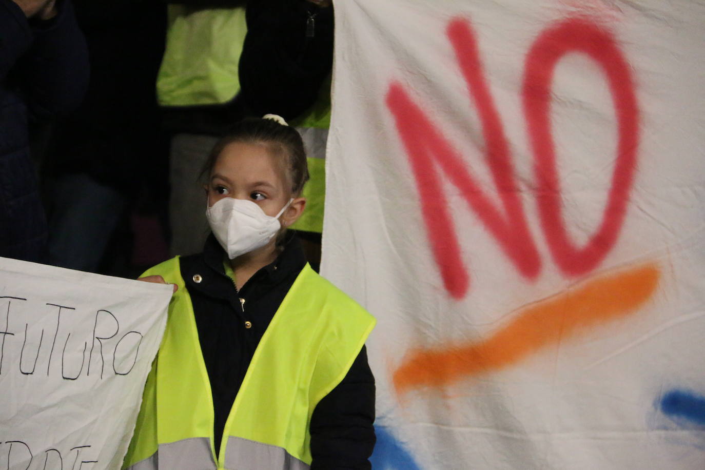 Los manifestantes se concentran ante el ayuntamiento de la capital para exigir que se les escuche.