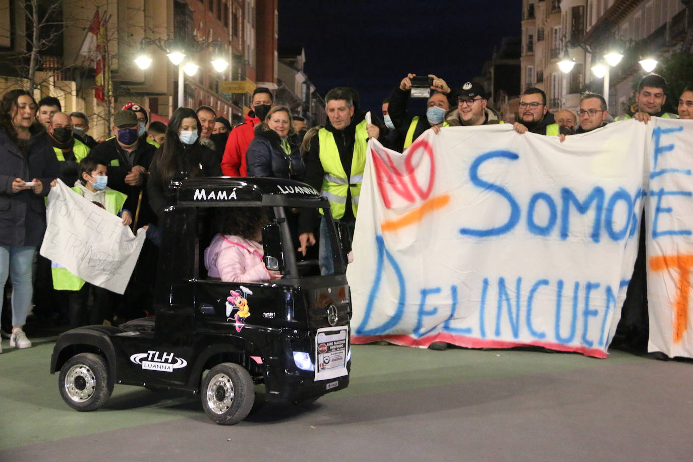 Los manifestantes se concentran ante el ayuntamiento de la capital para exigir que se les escuche.