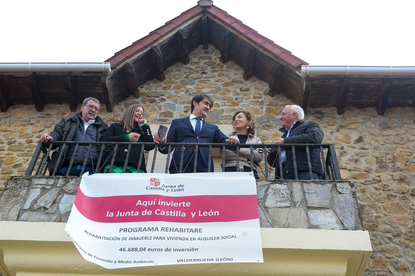 El consejero de Fomento y Medio Ambiente visita una vivienda restaurada a través del programa Rehabitare en Valderrueda.