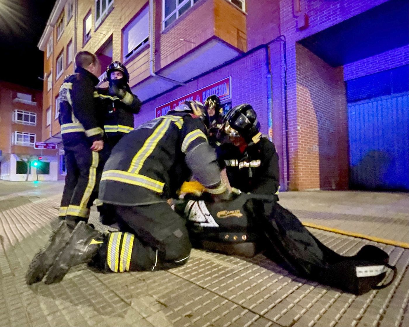 Una persona intoxicada en La Virgen tras declararse un incendio en su piso por una vela. El suceso tuvo lugar a las 6.10 horas de la madrugada con intervención de Bomberos León, Guardia Civil y Emergencias Sacyl. 