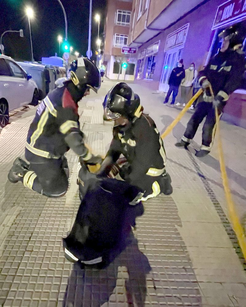 Una persona intoxicada en La Virgen tras declararse un incendio en su piso por una vela. El suceso tuvo lugar a las 6.10 horas de la madrugada con intervención de Bomberos León, Guardia Civil y Emergencias Sacyl. 