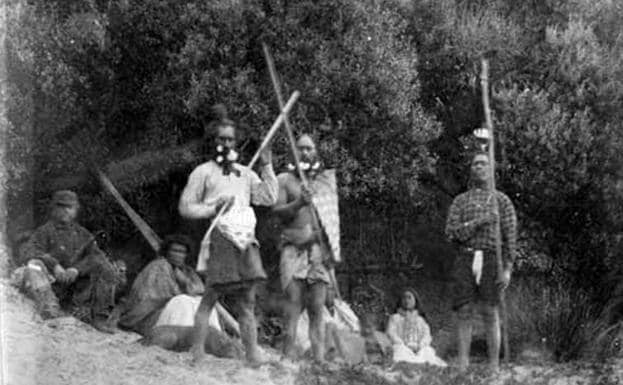 Algunos de los escasos morioris supervivientes al genocidio por los maoríes, fotografiados a finales del siglo XIX. Obsérvese que visten una mezcla de prendas tradicionales y europeas, producto de su aclimatación cultural.