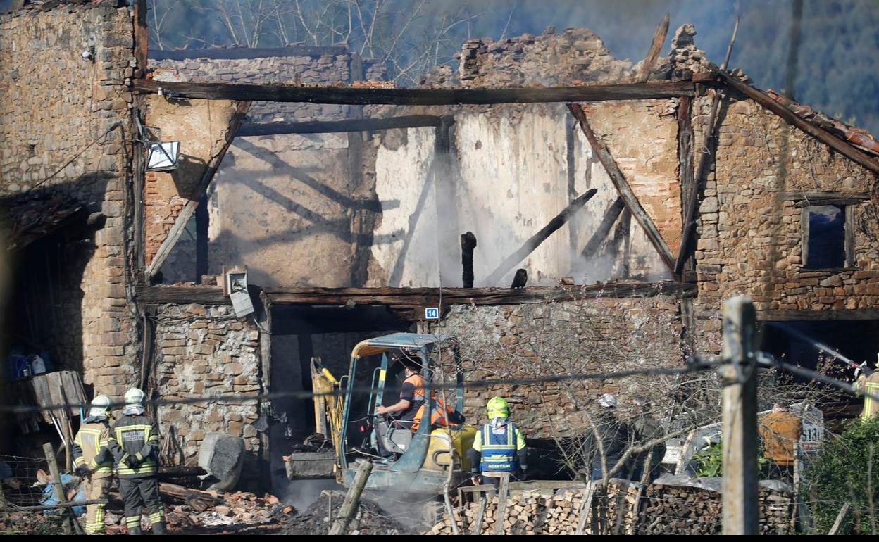 Efectivos de Emergencias en el lugar del incendio. 