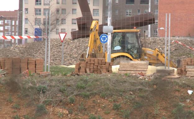 Galería. Imagen de las obras para levantar el nuevo centro comercial en León. 