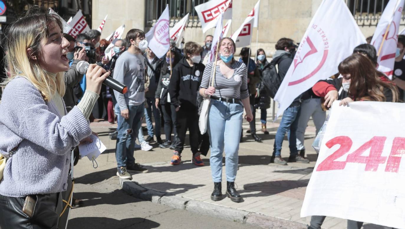 Los sindicatos Frente de Estudiantes y Estudiantes en Movimiento se concentran frente a la Subdelegación del Gobierno de León con motivo de la huelga general en institutos, centros de FP y Universidades