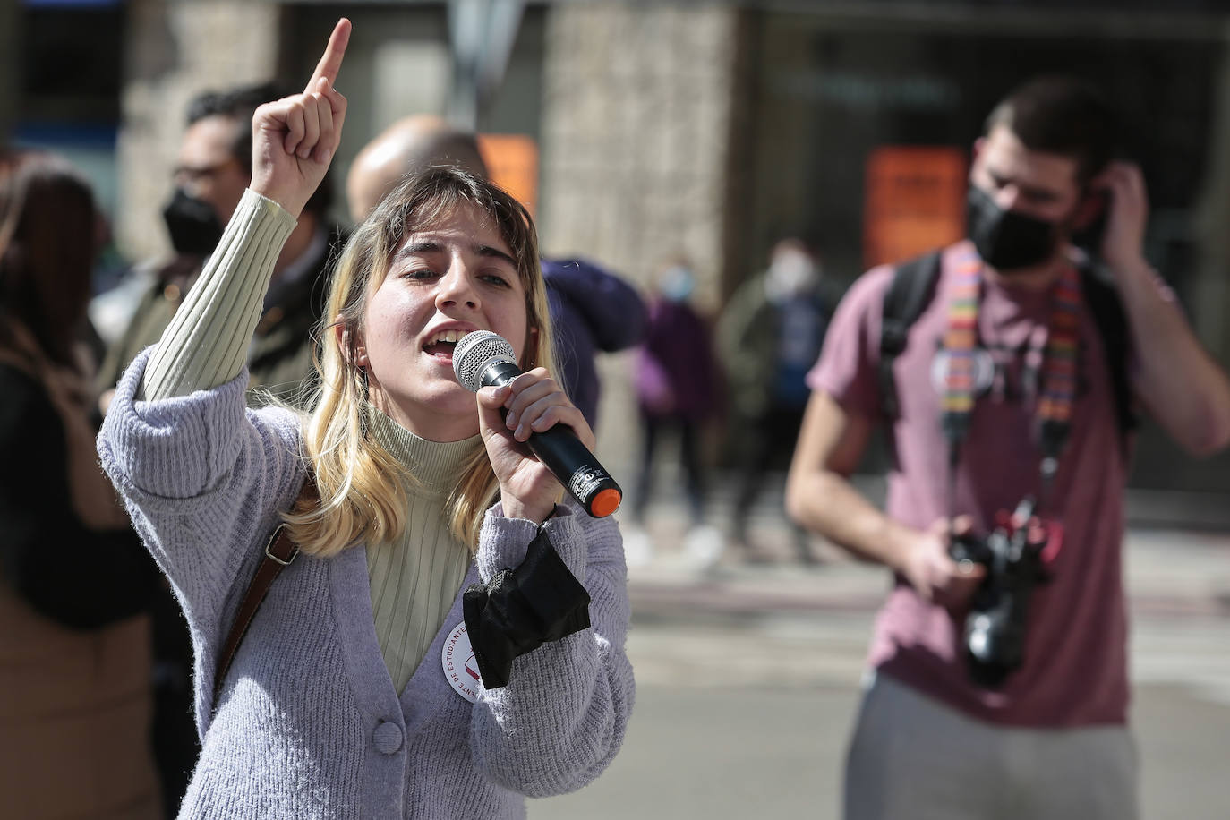 Los sindicatos Frente de Estudiantes y Estudiantes en Movimiento se concentran frente a la Subdelegación del Gobierno de León con motivo de la huelga general en institutos, centros de FP y Universidades