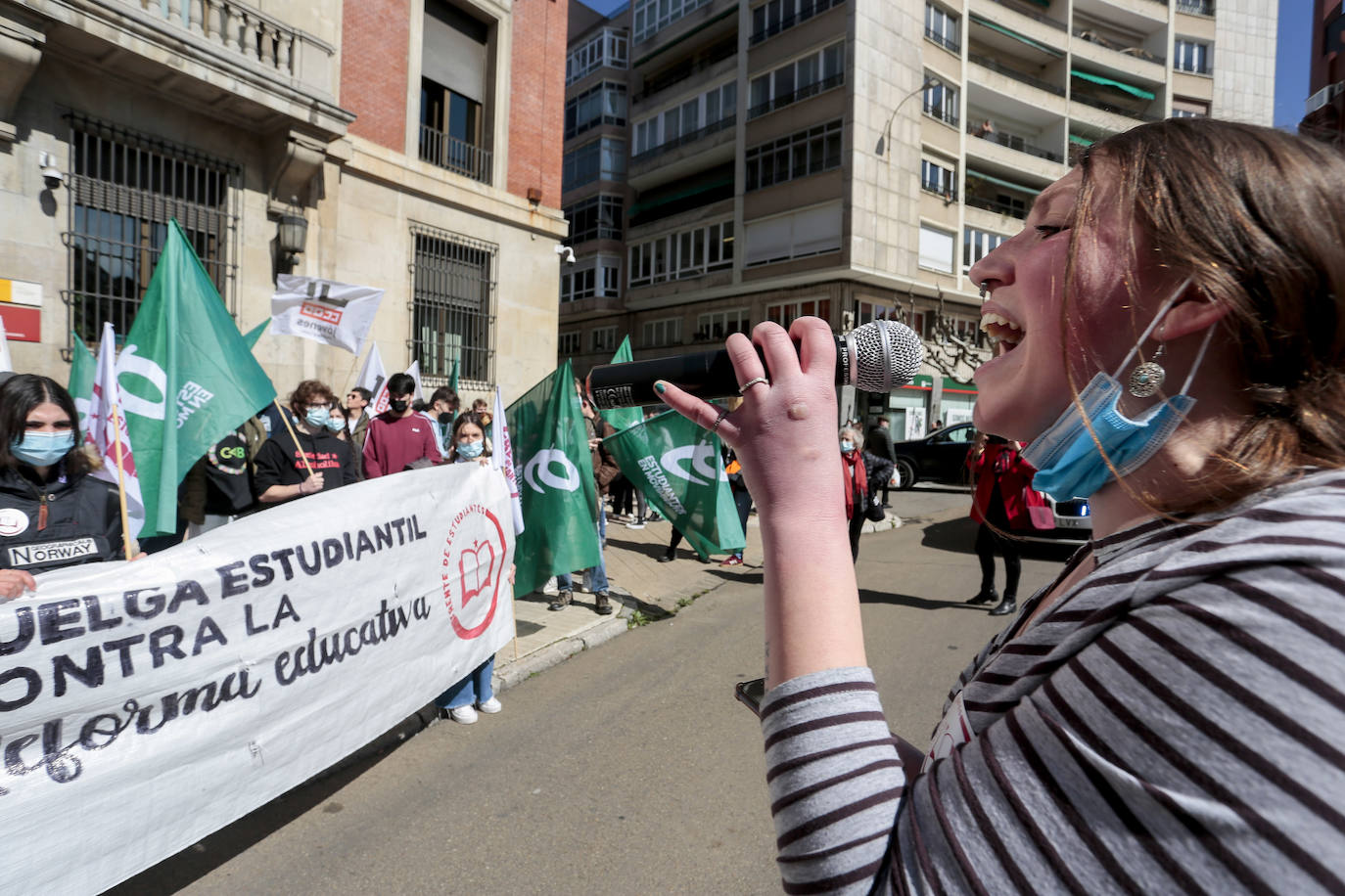 Los sindicatos Frente de Estudiantes y Estudiantes en Movimiento se concentran frente a la Subdelegación del Gobierno de León con motivo de la huelga general en institutos, centros de FP y Universidades