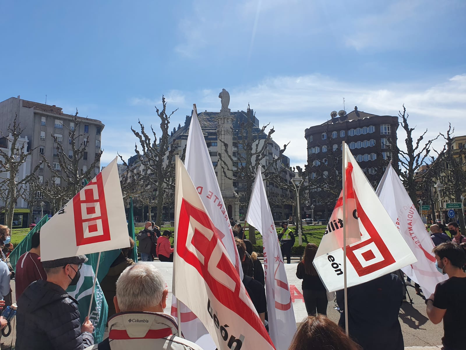 Los sindicatos Frente de Estudiantes y Estudiantes en Movimiento se concentran frente a la Subdelegación del Gobierno de León con motivo de la huelga general en institutos, centros de FP y Universidades