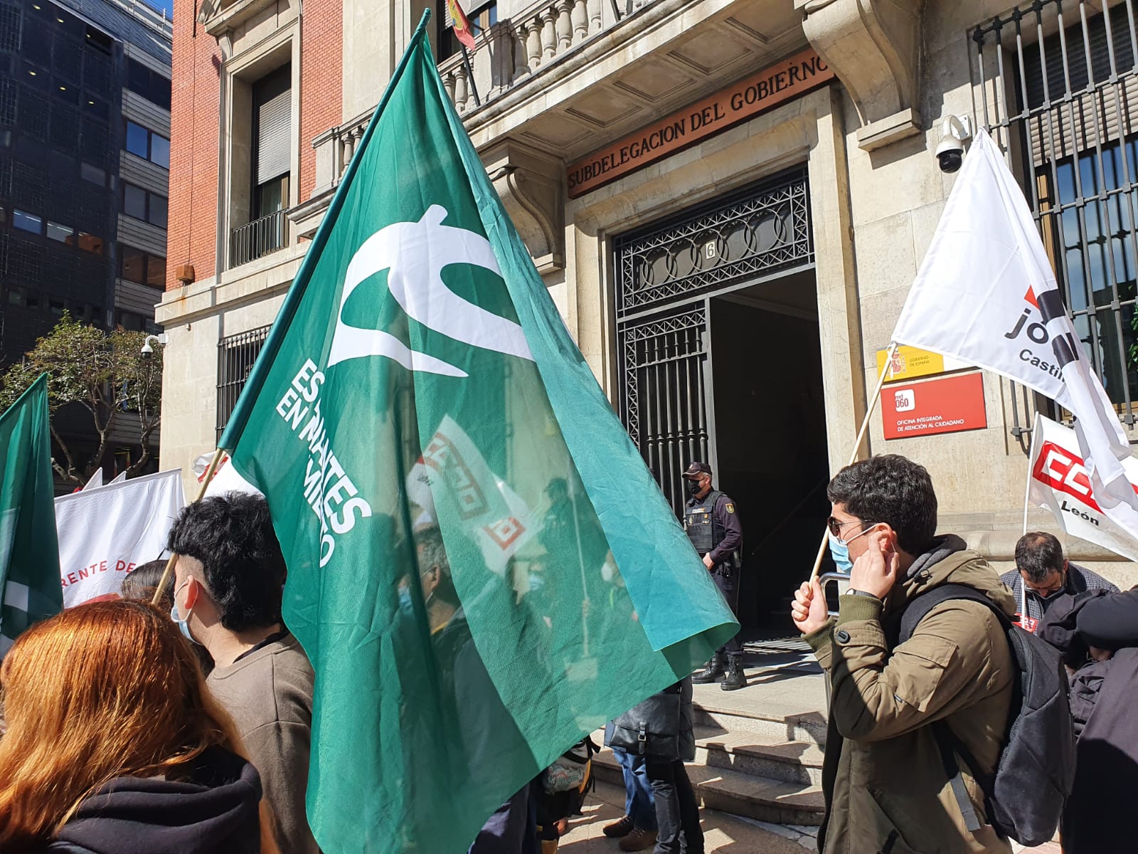 Los sindicatos Frente de Estudiantes y Estudiantes en Movimiento se concentran frente a la Subdelegación del Gobierno de León con motivo de la huelga general en institutos, centros de FP y Universidades