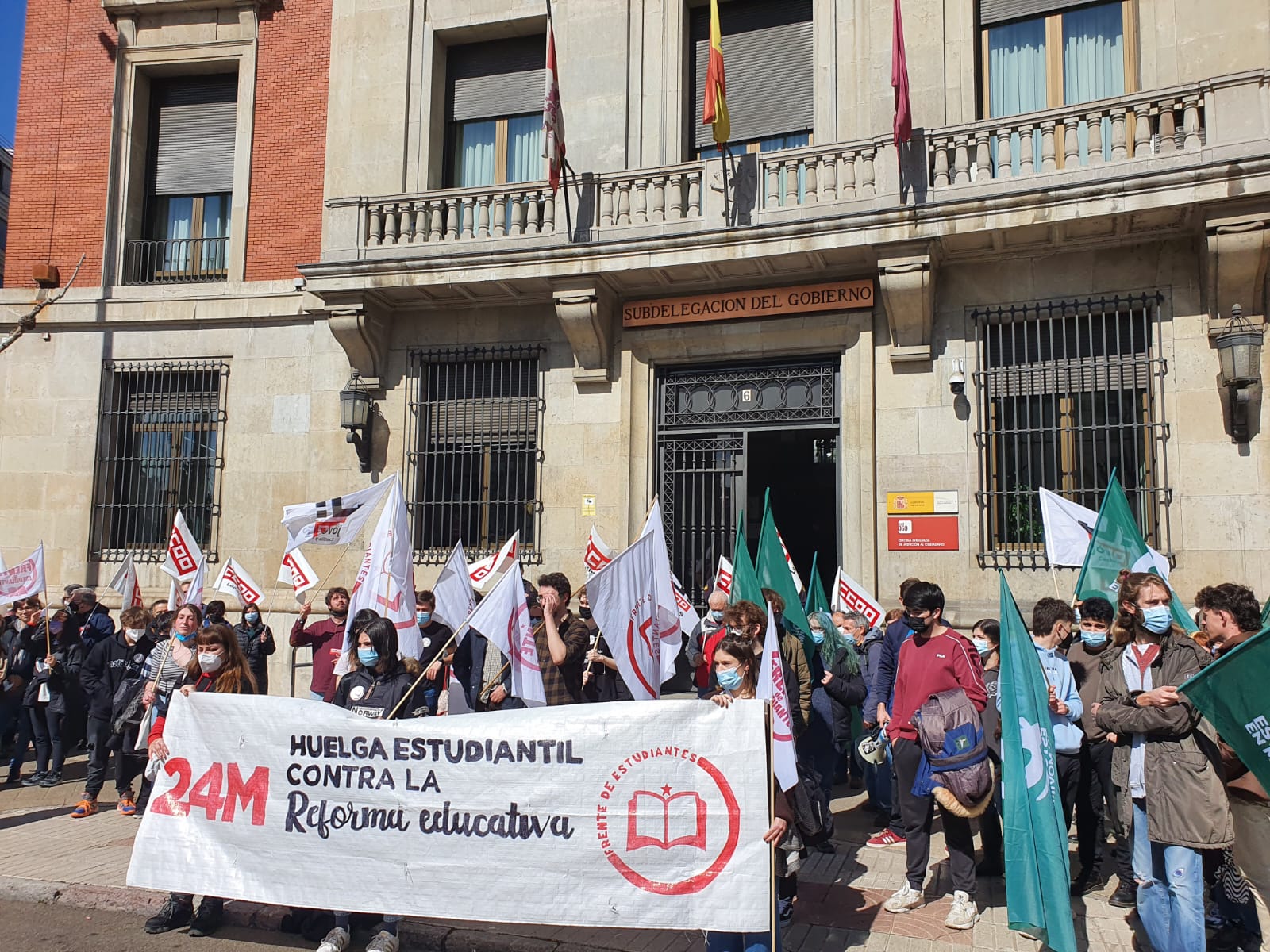 Los sindicatos Frente de Estudiantes y Estudiantes en Movimiento se concentran frente a la Subdelegación del Gobierno de León con motivo de la huelga general en institutos, centros de FP y Universidades