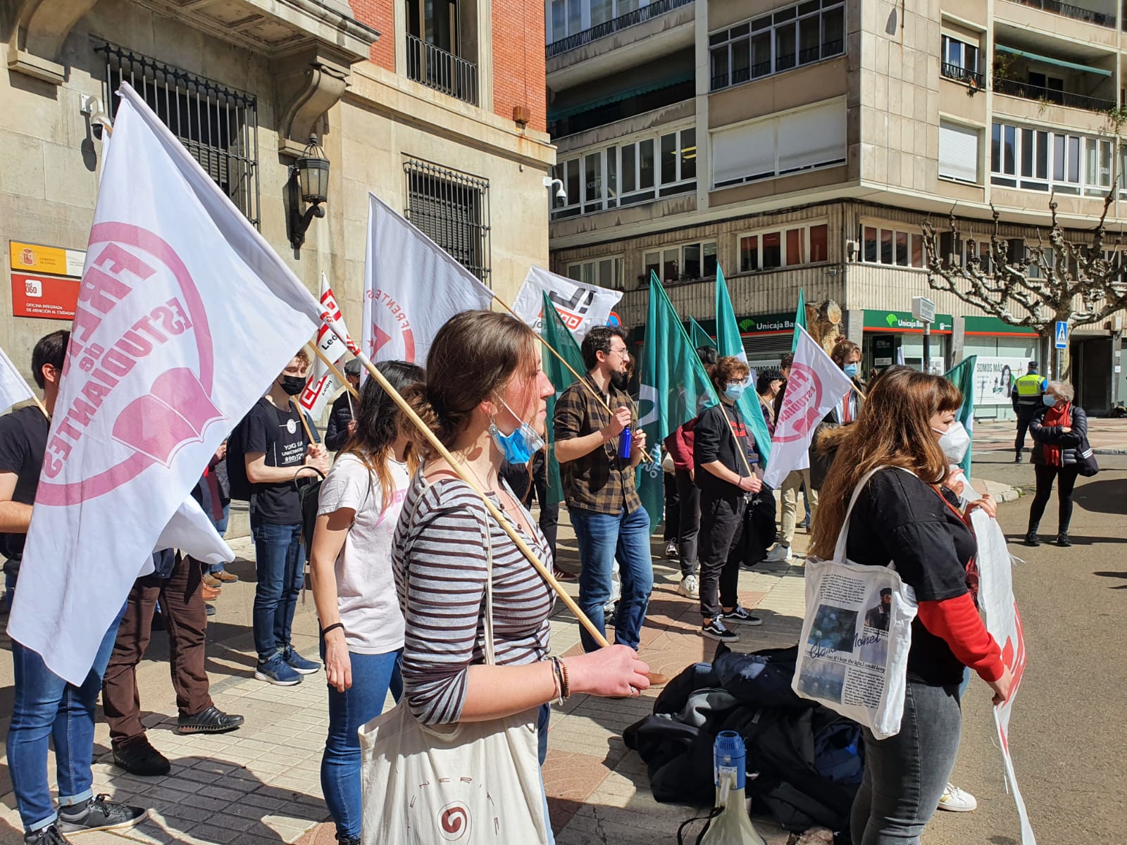 Los sindicatos Frente de Estudiantes y Estudiantes en Movimiento se concentran frente a la Subdelegación del Gobierno de León con motivo de la huelga general en institutos, centros de FP y Universidades