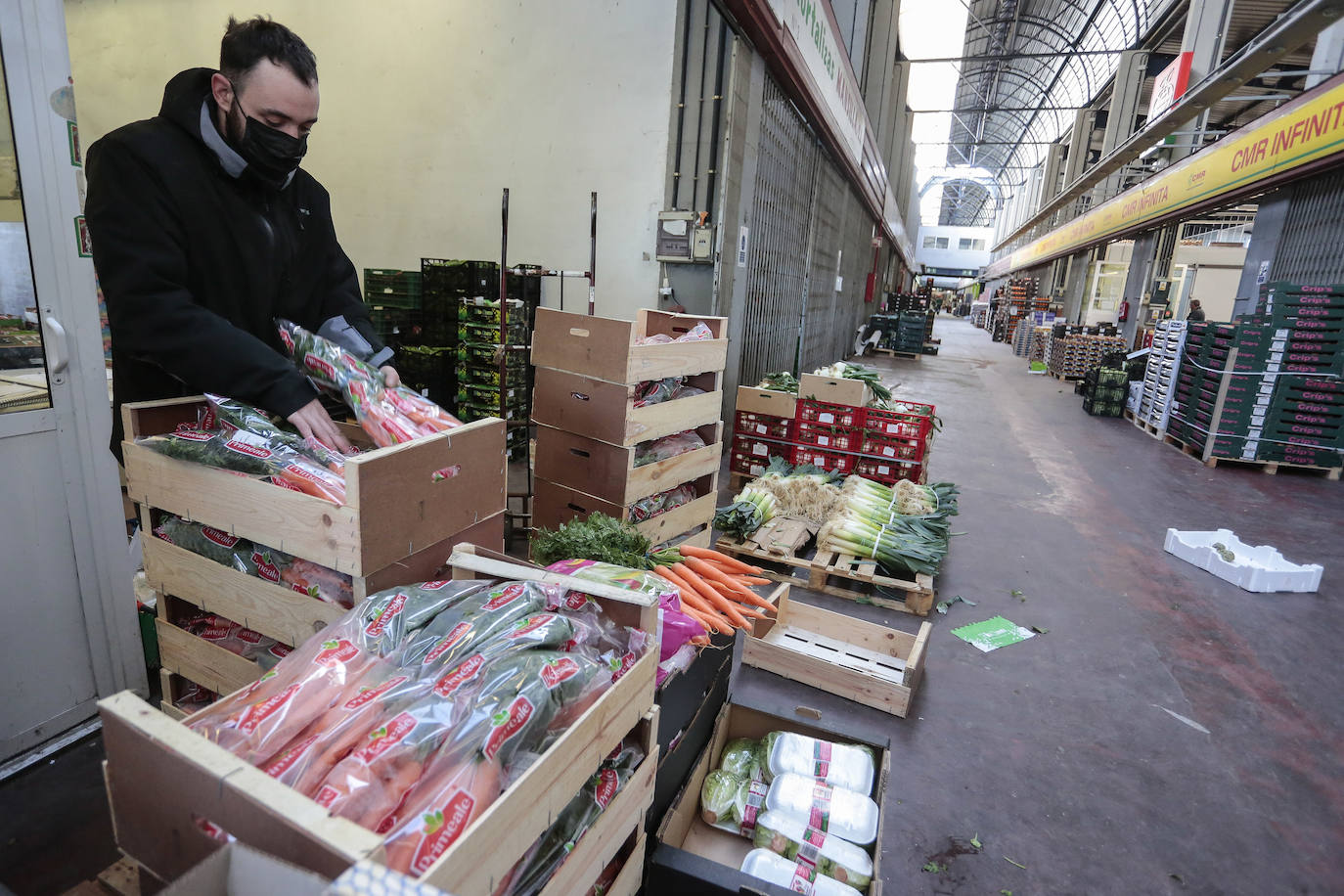 Mercaleón recibe mercancías para garantizar el abastecimiento tanto de pescado como de frutas, hortalizas y carnes.