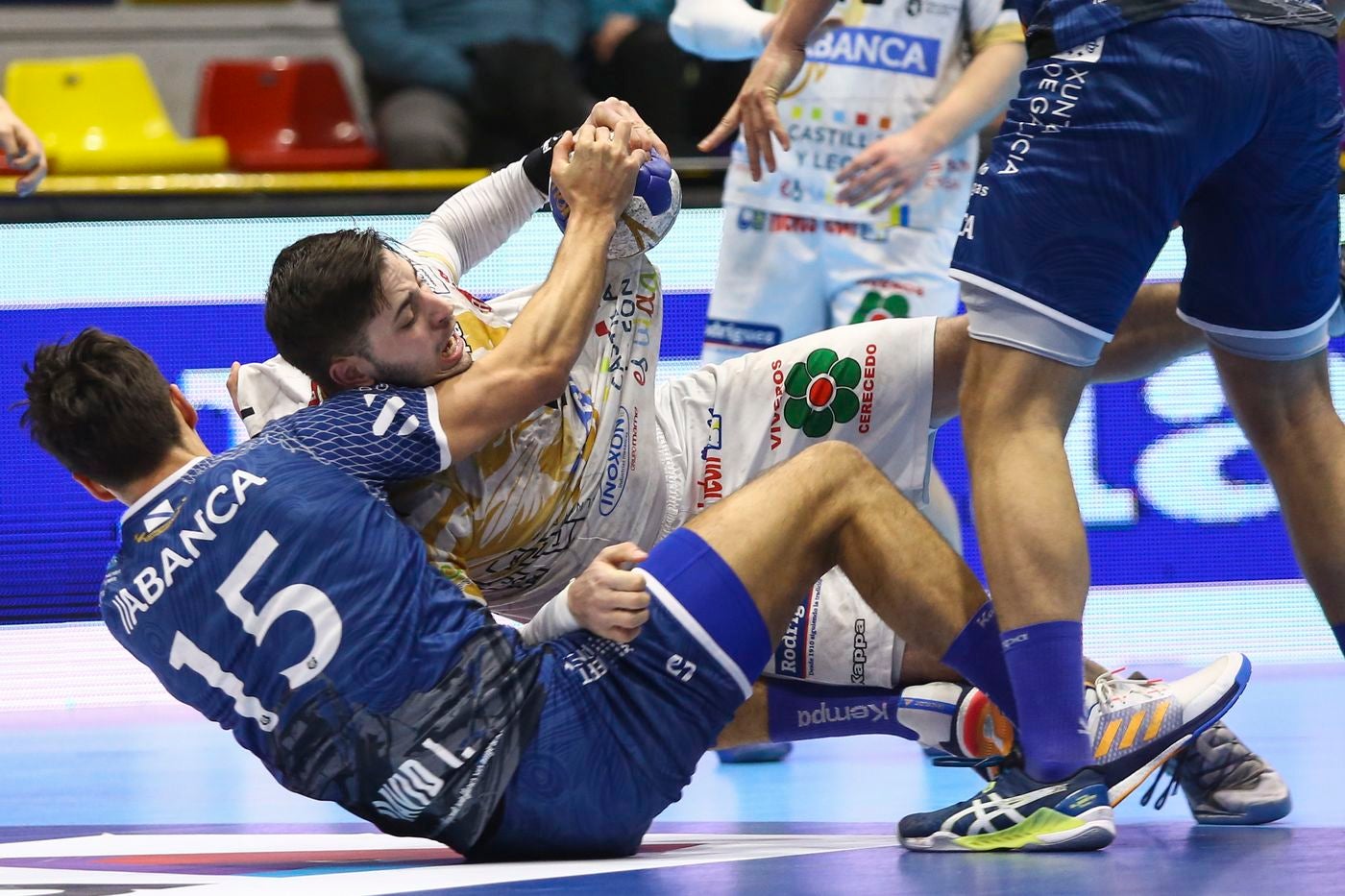 El Abanca Ademar tropieza en el primer peldaño de la Copa del Rey. El equipo de Manolo Cadenas cae (33-32) ante Cangas en la última acción del partido en un encuentro igualado que se decidió por acciones individuales. Debut sin fortuna para Aidenas Malašinskas. 