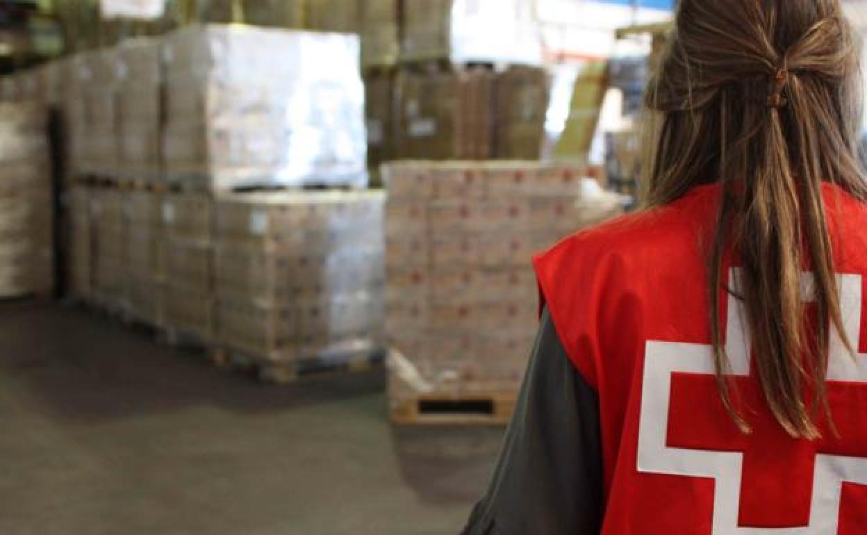 Una voluntaria de Cruz Roja en León durante una de las campañas. 