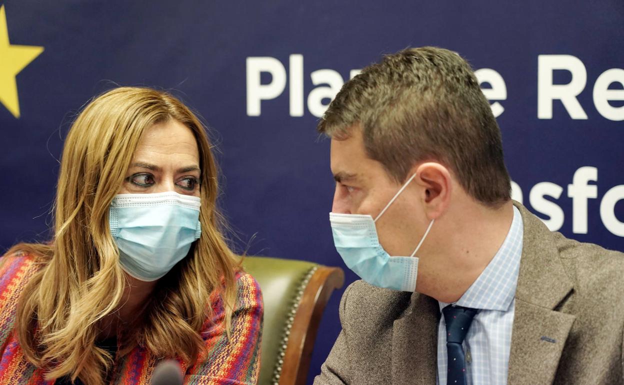 Ángel Ibañez y Virginia Barcones durante la mesa de gestión sobre la superpolación de conejos en el medio rural.