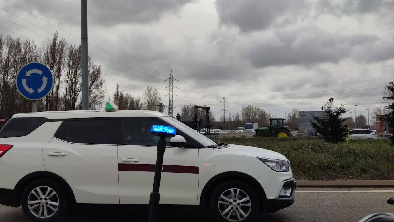 Los transporte leonés rechaza el acuerdo, mantiene las protestas y el taxi y la agricultura se suman. El sector en la provincia de León mantiene activo el paro que mantiene 'movilizado' a cerca de 1.500 camiones. Los transportistas han vuelto a recorrer de nuevo las arterias periféricas de la ciudad. 