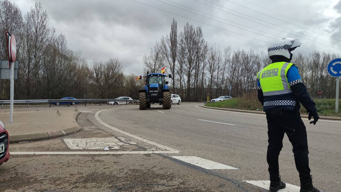 Los transporte leonés rechaza el acuerdo, mantiene las protestas y el taxi y la agricultura se suman. El sector en la provincia de León mantiene activo el paro que mantiene 'movilizado' a cerca de 1.500 camiones. Los transportistas han vuelto a recorrer de nuevo las arterias periféricas de la ciudad. 