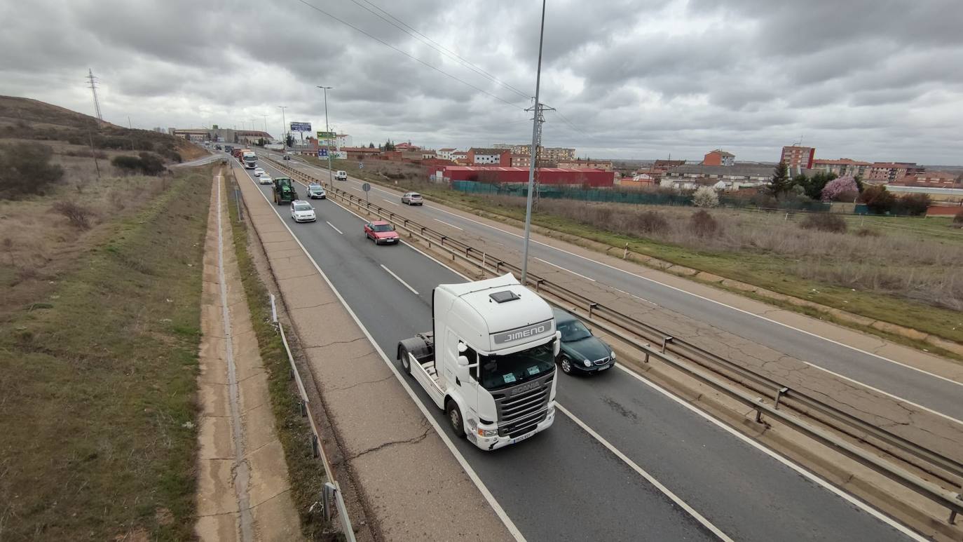 Los transporte leonés rechaza el acuerdo, mantiene las protestas y el taxi y la agricultura se suman. El sector en la provincia de León mantiene activo el paro que mantiene 'movilizado' a cerca de 1.500 camiones. Los transportistas han vuelto a recorrer de nuevo las arterias periféricas de la ciudad. 