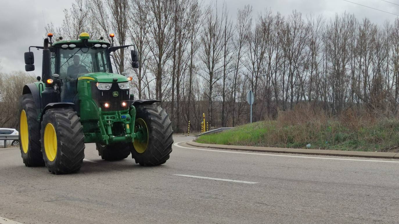 Los transporte leonés rechaza el acuerdo, mantiene las protestas y el taxi y la agricultura se suman. El sector en la provincia de León mantiene activo el paro que mantiene 'movilizado' a cerca de 1.500 camiones. Los transportistas han vuelto a recorrer de nuevo las arterias periféricas de la ciudad. 