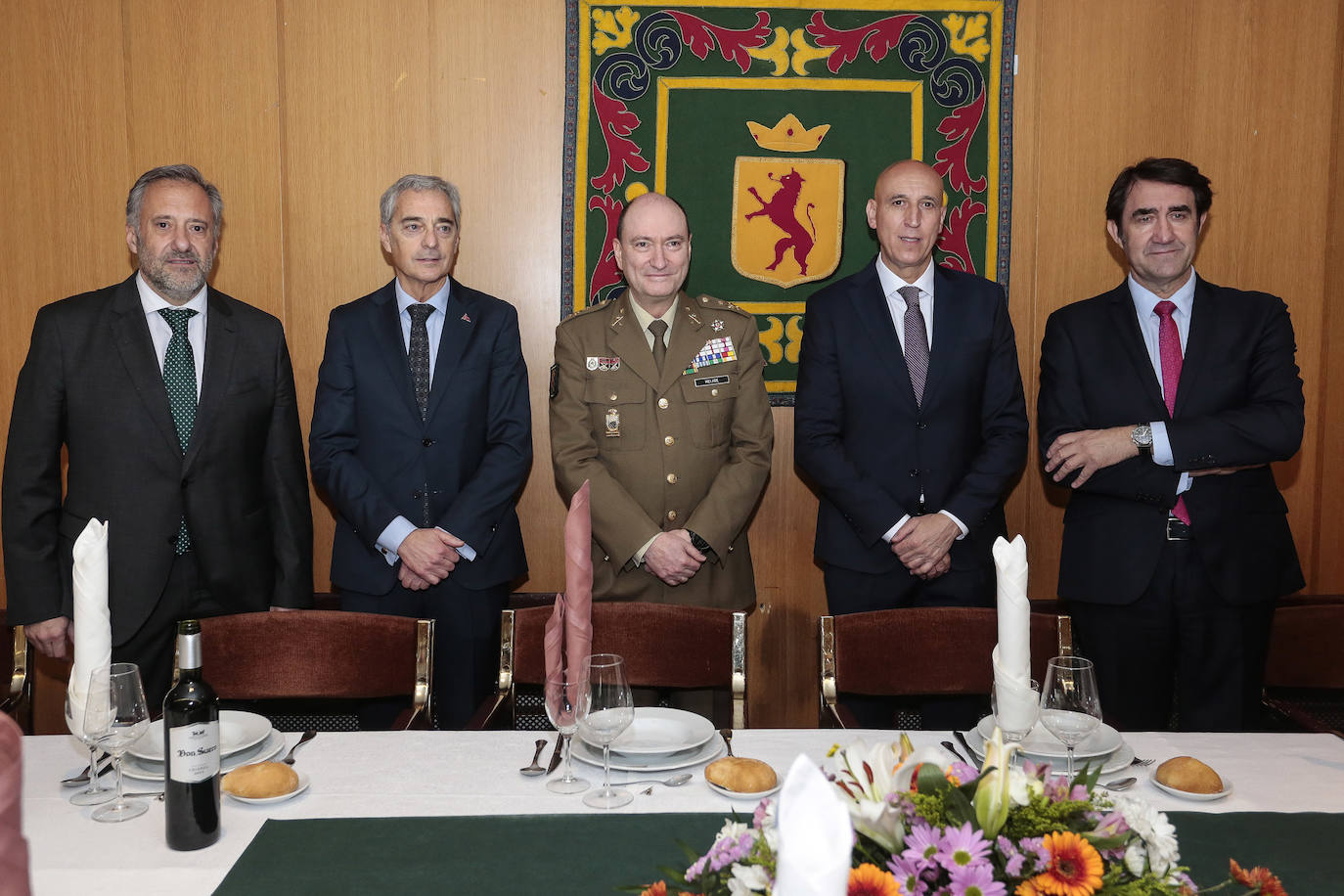 En la imagen, el Jefe de la UME, Luis Manuel Martínez Meijide, junto al presidente de las Cortes, Carlos Pollán; el presidente del club, Luis Marcos Martínez; el alcalde de León, José Antonio Diez y el consejero de Fomento en funciones, Juan Carlos Suárez-Quiñones.
