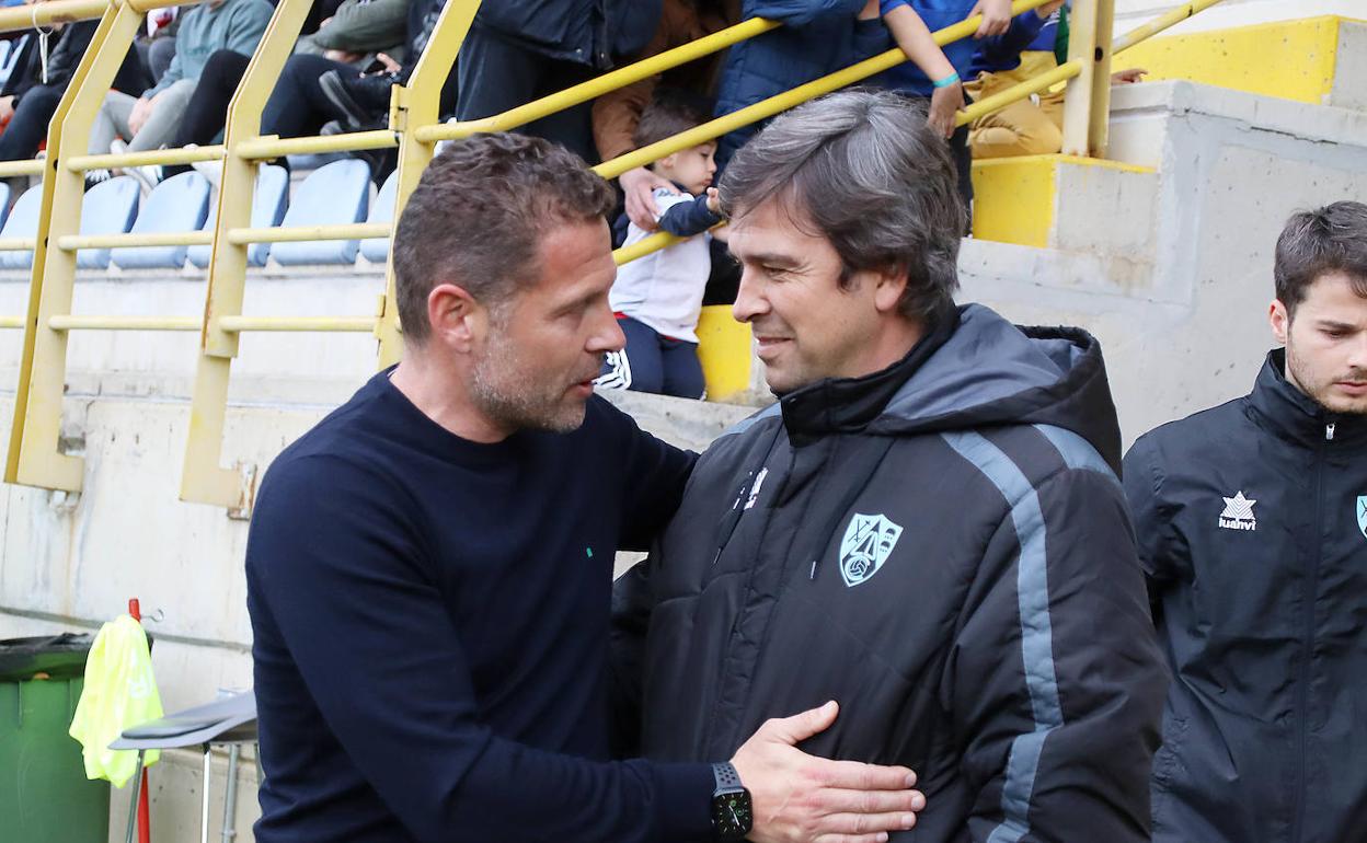 Curro Torres, entrenador de la Cultural, saluda al técnico del Calahorra.