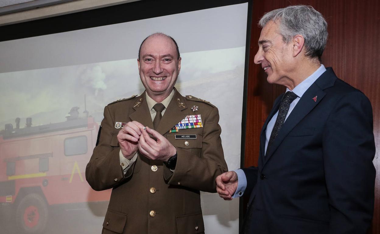 El presidente del Club Peñalba Casino Santiago de León, Luis Marcos Martínez, hace entrega del galardón Garbanzo de Plata al Jefe de la Unidad Militar de Emergencias, Luis Manuel Martínez Meijide.