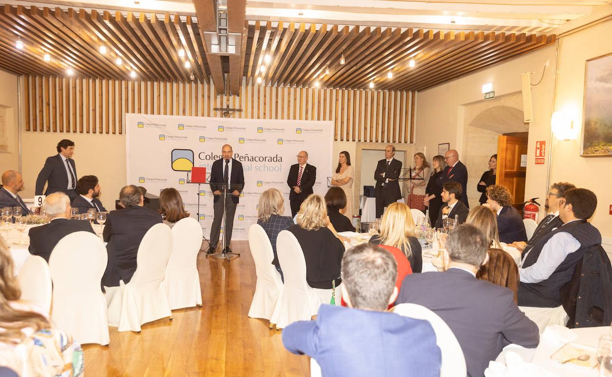 Todos los salones de la Colegiata de San Isidoro estaban llenos de padres, profesores, antiguos alumnos y sobre todo a aquellos que hace 25 años participaron activamente en la constitución del colegio