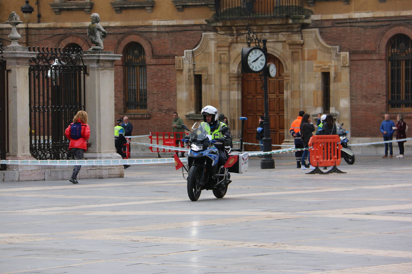 Fotos: Paso junto a la Catedral