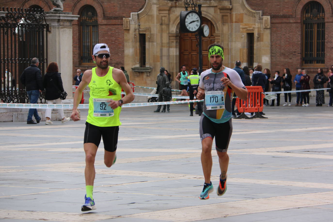 Fotos: Paso junto a la Catedral