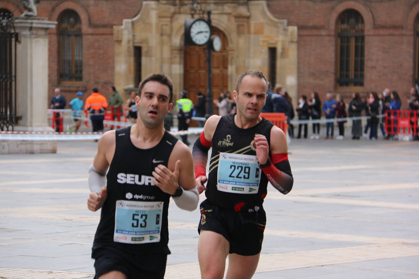 Fotos: Paso junto a la Catedral