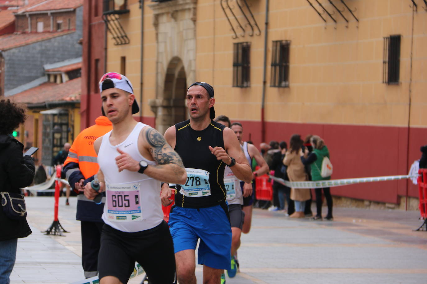 Fotos: Paso junto a la Catedral