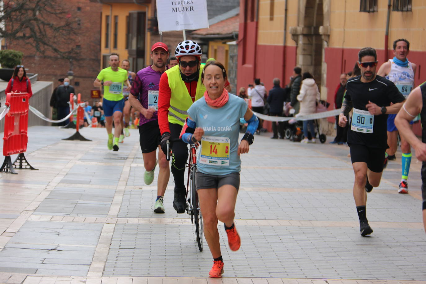 Fotos: Paso junto a la Catedral