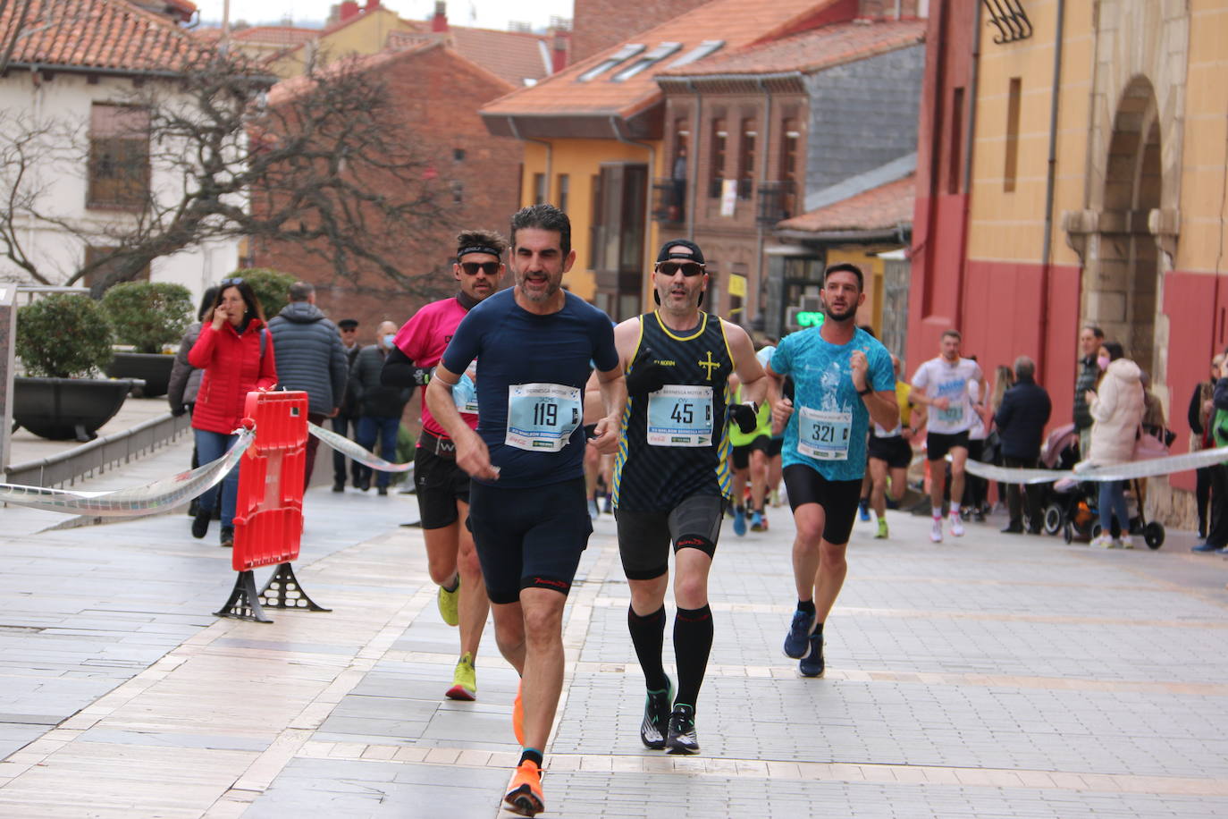 Fotos: Paso junto a la Catedral