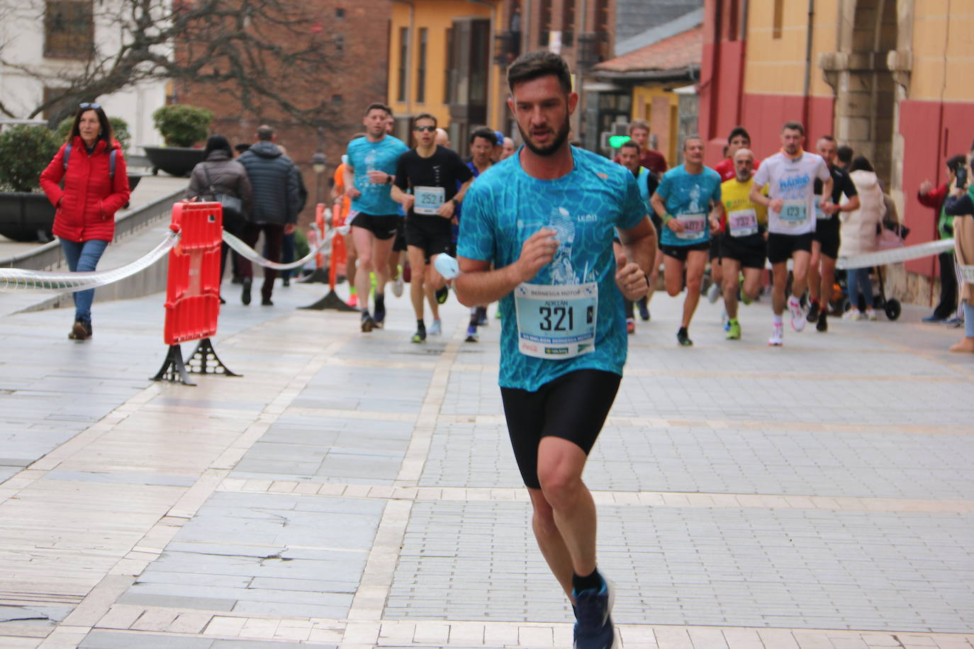 Fotos: Paso junto a la Catedral