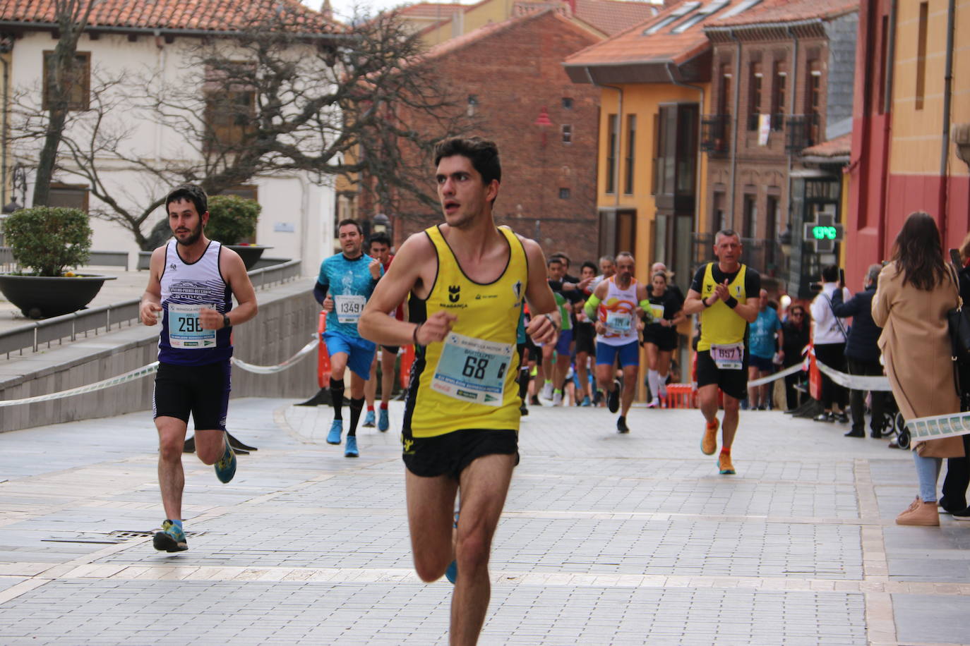 Fotos: Paso junto a la Catedral